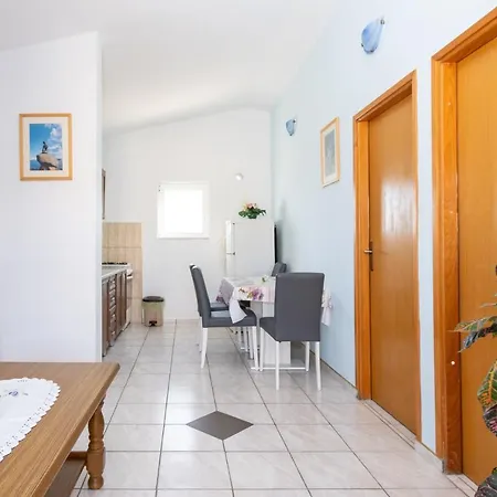 Isolated With A Parking Space - 20177 Apartment Vir