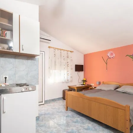 Isolated With A Parking Space - 20177 Apartment