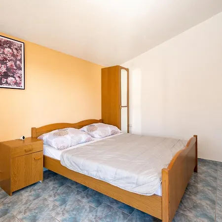 Isolated With A Parking Space - 20177 Apartment *